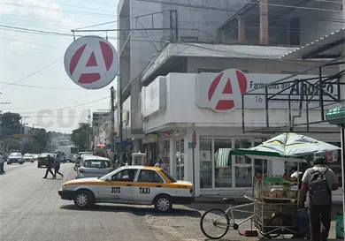 Asaltan armados farmacia y se llevan mercanc&iacute;a