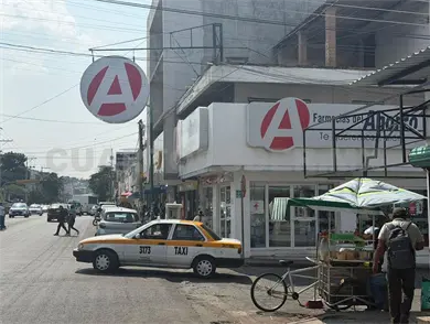 Asaltan armados farmacia y se llevan mercanc&iacute;a