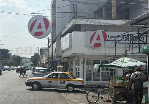 Asaltan armados farmacia y se llevan mercanc&iacute;a