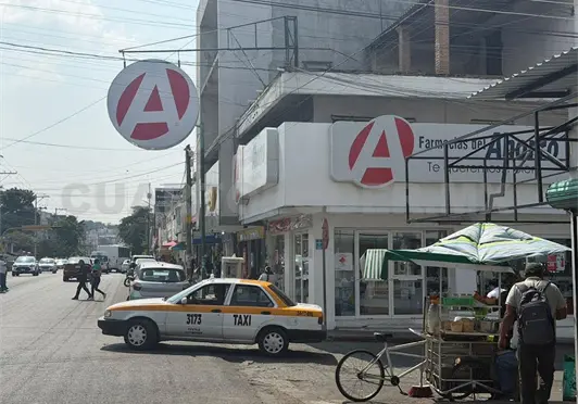Asaltan armados farmacia y se llevan mercanc&iacute;a
