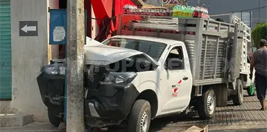 Se incrusta camioneta de reparto en poste de luz