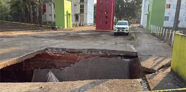Colapsa puente en el  municipio de Huehuet&aacute;n