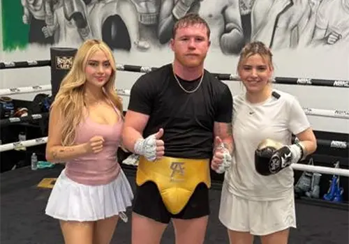 La Rivers presume foto con "Canelo"