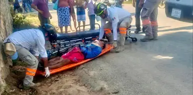 Motociclista resulta herido tras ca&iacute;da