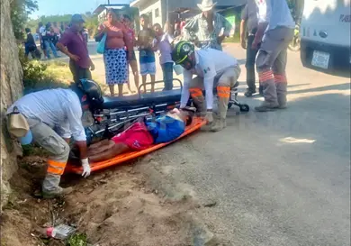 Motociclista resulta herido tras ca&iacute;da