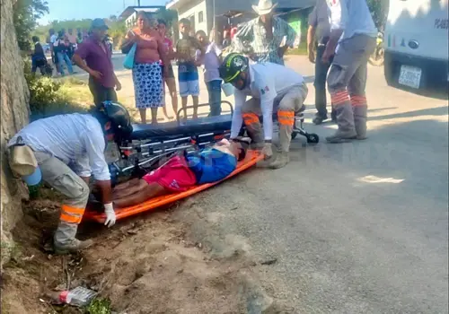 Motociclista resulta herido tras ca&iacute;da