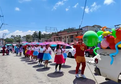 Brindan a los ni&ntilde;os alegr&iacute;a y diversi&oacute;n