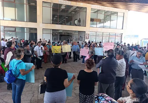 Maestros jubilados exigen pago de bono