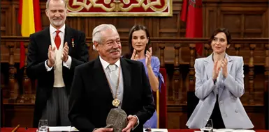 Entregan Premio Cervantes a Celorio