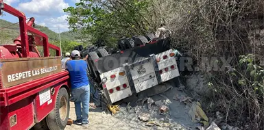 Tr&aacute;iler cementero queda llantas arriba