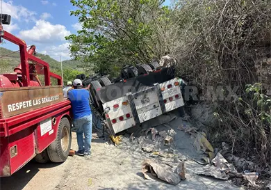 Tr&aacute;iler cementero queda llantas arriba