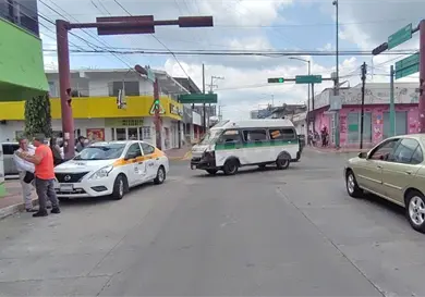 Semaforazo entre colectivo y taxi deja da&ntilde;os materiales