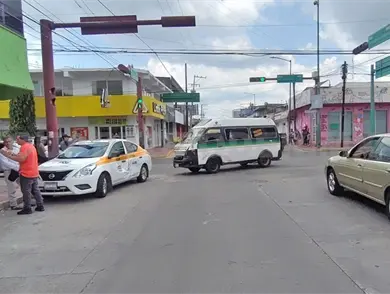 Semaforazo entre colectivo y taxi deja da&ntilde;os materiales