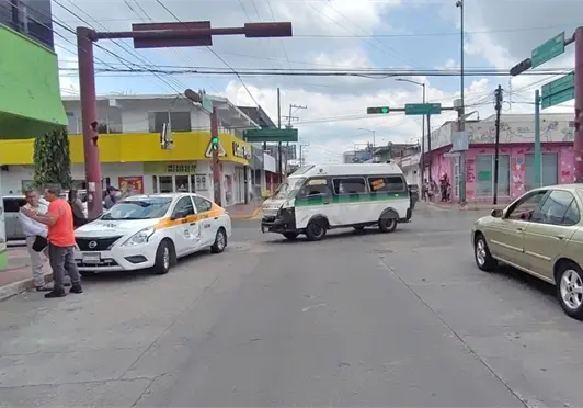 Semaforazo entre colectivo y taxi deja da&ntilde;os materiales