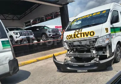 Pasajeros se llevan un buen susto al colisionar combis