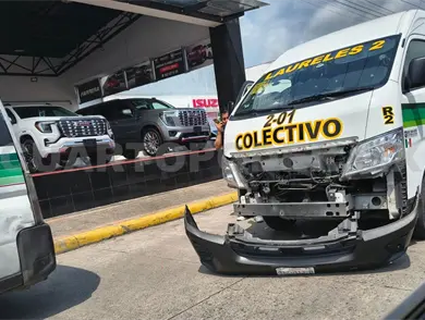 Pasajeros se llevan un buen susto al colisionar combis