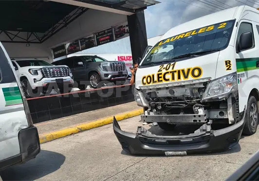 Pasajeros se llevan un buen susto al colisionar combis