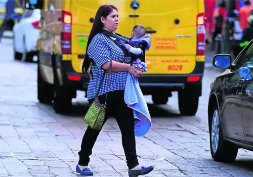 Proponen un a&ntilde;o de licencia de maternidad