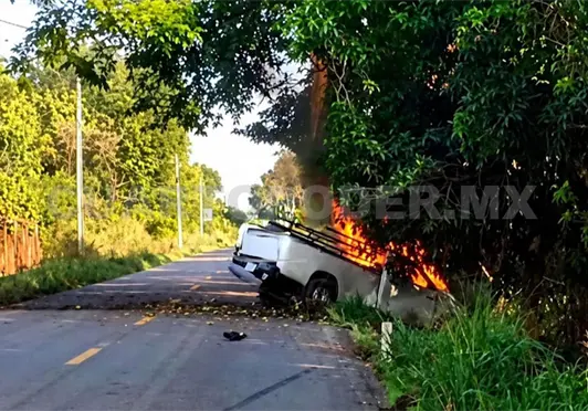 Fatal accidente; una camioneta se incendia