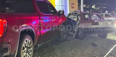 Taxista queda grave tras ser chocado por pick up