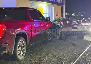 Taxista queda grave tras ser chocado por pick up