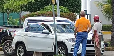 Autom&oacute;vil impacta a una moto; un lesionado