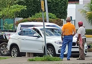 Autom&oacute;vil impacta a una moto; un lesionado