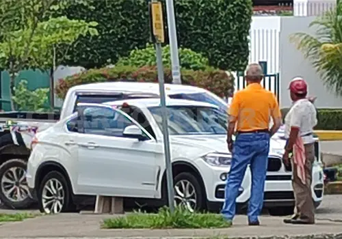 Autom&oacute;vil impacta a una moto; un lesionado