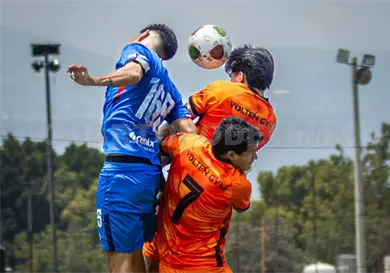 Cruz marca "hat-trick" en goleada hist&oacute;rica