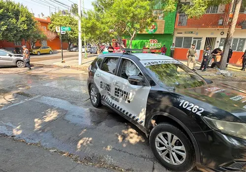 Patrulla colisiona en cruce de calles