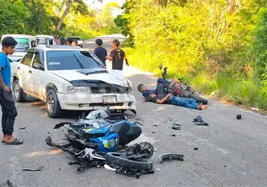 Encontronazo entre motocicletas y Tsuru