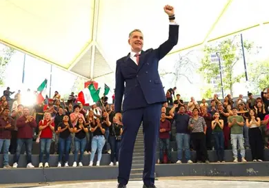 Alza Waldo Fern&aacute;ndez mano por la gubernatura de NL