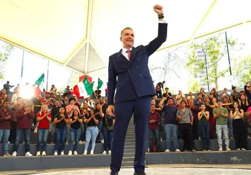 Alza Waldo Fern&aacute;ndez mano por la gubernatura de NL