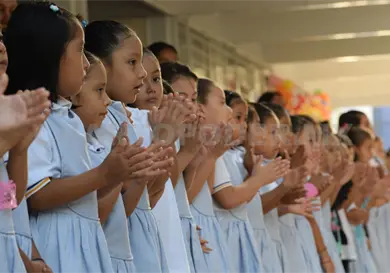 Ni&ntilde;as y ni&ntilde;os pueden continuar estudiando gracias a las becas