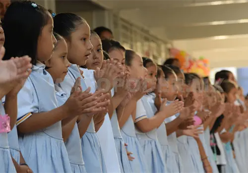 Ni&ntilde;as y ni&ntilde;os pueden continuar estudiando gracias a las becas