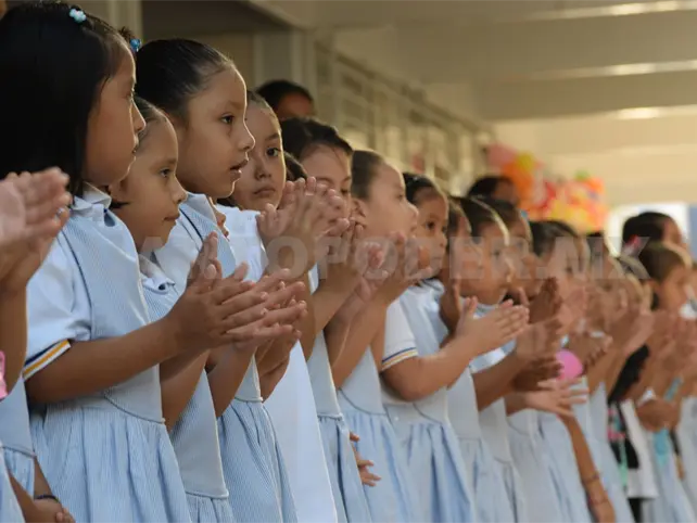 Ni&ntilde;as y ni&ntilde;os pueden continuar estudiando gracias a las becas