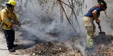 En sem&aacute;foro rojo por incendios en la capital
