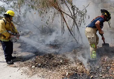 En sem&aacute;foro rojo por incendios en la capital
