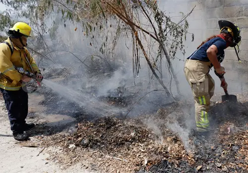 En sem&aacute;foro rojo por incendios en la capital