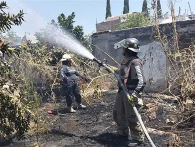 Arden tres lotes bald&iacute;os por incendio que fue provocado