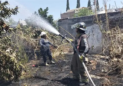 Arden tres lotes bald&iacute;os por incendio que fue provocado