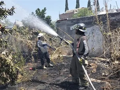 Arden tres lotes bald&iacute;os por incendio que fue provocado