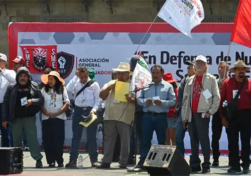 Denuncia CNTE mon&oacute;logo del poder desde Z&oacute;calo