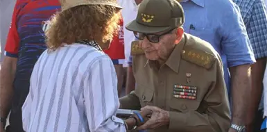 Ra&uacute;l Castro reaparece en desfile por 1 de mayo en La Habana