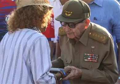 Ra&uacute;l Castro reaparece en desfile por 1 de mayo en La Habana
