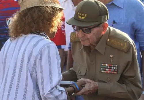 Ra&uacute;l Castro reaparece en desfile por 1 de mayo en La Habana