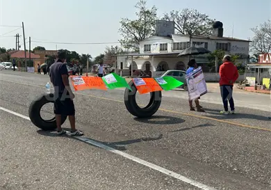 Familias de desaparecidos bloquean v&iacute;a federal