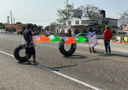 Familias de desaparecidos bloquean v&iacute;a federal