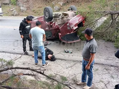 Volcadura deja a conductor grave