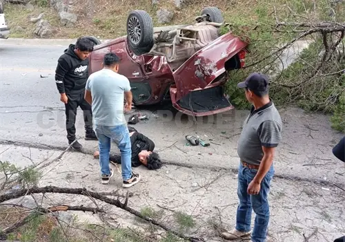 Volcadura deja a conductor grave